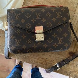 Louis Vuitton purse. Made out of leather. Brand new never used.